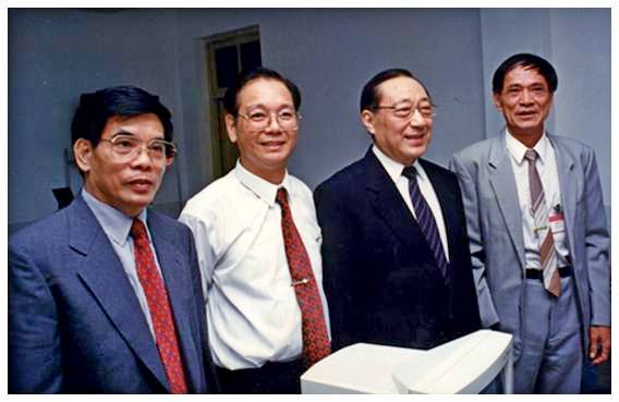 1.1996年10月15日,时任国务院副总理李岚清和时任广东省副省长卢钟鹤到教育信息技术学院视察与指导工作,与学院创办人李运林教授、李克东教授合影.jpg