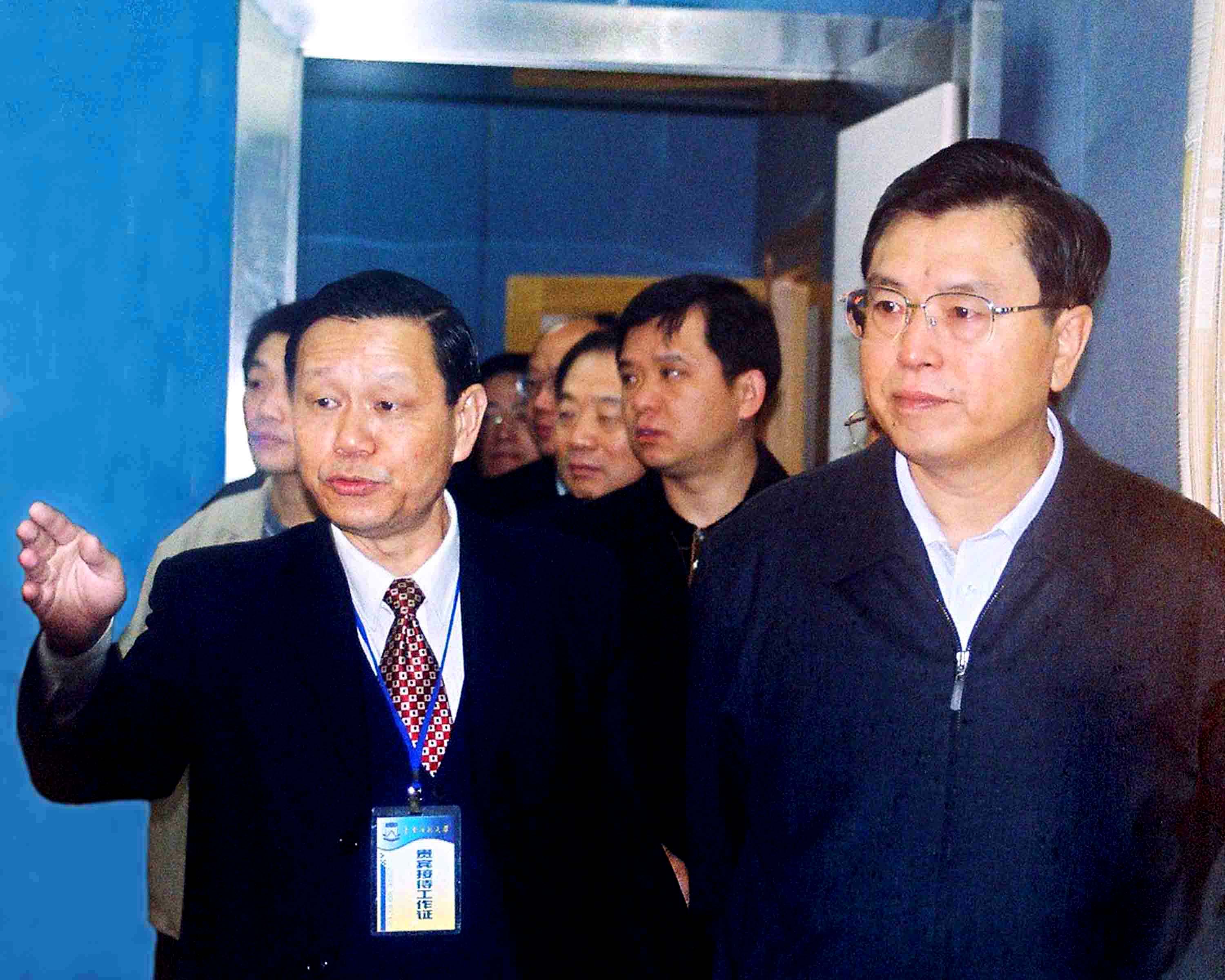 5.2004年3月,时任中共中央政治局委员、广东省委书记张德江到教育信息技术学院视察与指导工作,左为学院徐福荫教授.jpg
